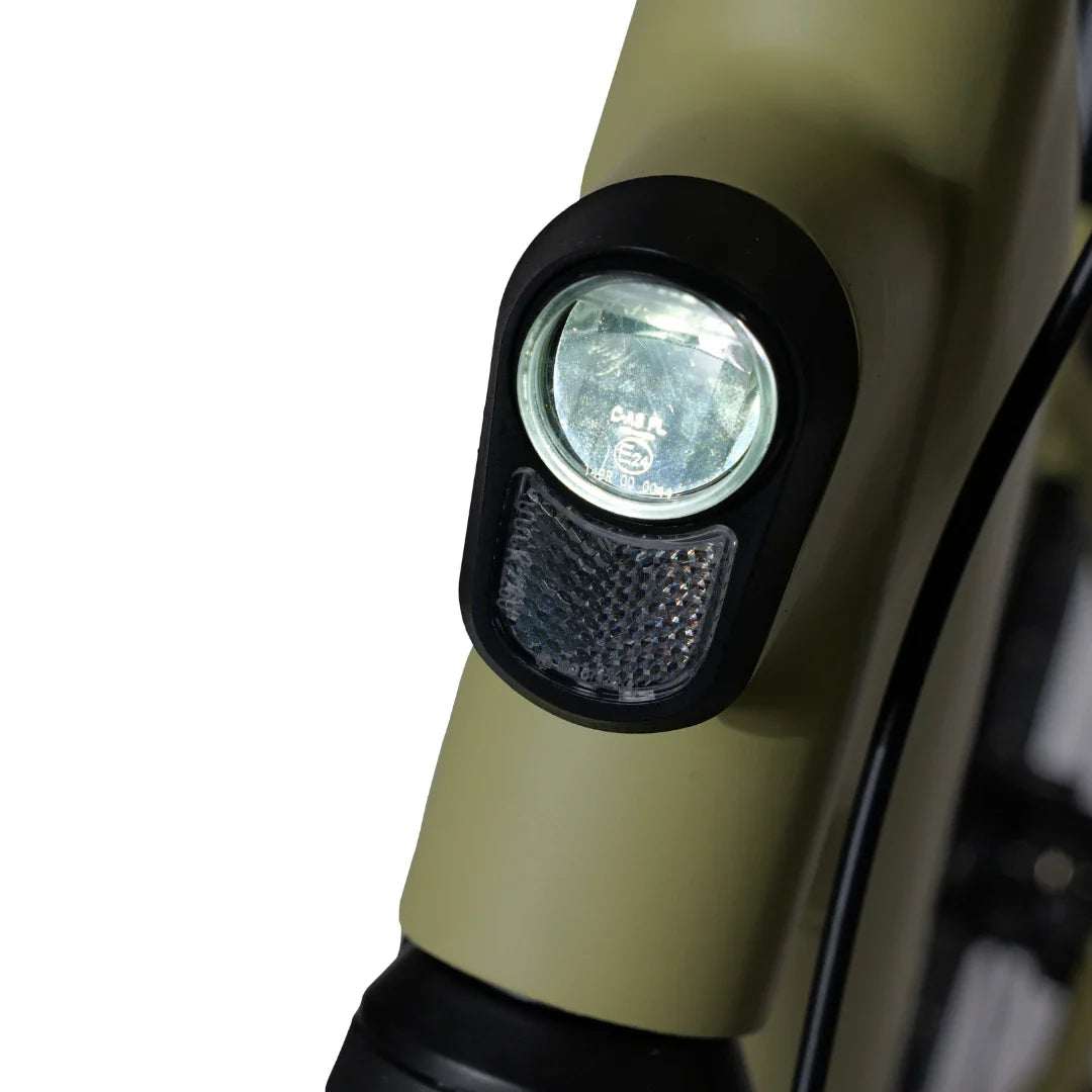 Izdelek je električno kolo, model MS Energy C300. Na sliki je vidna sprednja luč, ki je nameščena na okvirju kolesa, ter del okvirja v olivno zeleni barvi. Luč je zasnovana za izboljšanje vidnosti in varnosti med vožnjo.
