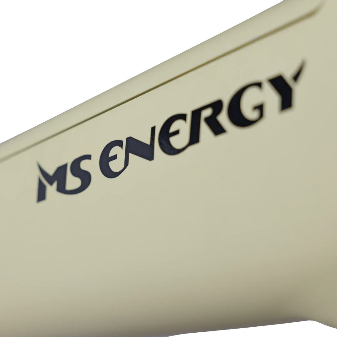 Izdelek je električno kolo, znamke MS Energy, model C300. Na sliki je vidna oznaka znamke, ki je napisana v črni barvi na svetli površini. Oblika in barva kolesa sta preprosta in moderna, kar nakazuje na eleganten dizajn.