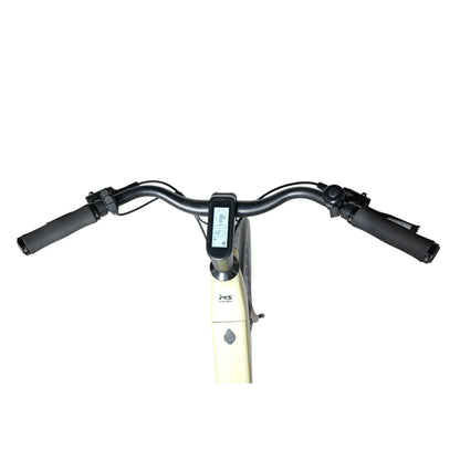 Izdelek je električno kolo, model MS Energy C300. Na sliki so vidni krmili, ki vključujeta digitalni zaslon za prikaz informacij, ter ročaji, ki so obloženi z gumo za boljši oprijem. Barva okvirja je svetla, kar daje kolesu sodoben videz.