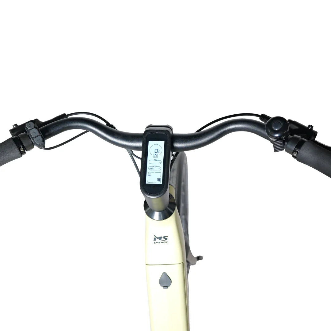Izdelek je električno kolo, znamke MS Energy, model C300. Na sliki je prikazan nadzorni panel na krmilu, ki vključuje digitalni zaslon z informacijami o hitrosti, ravni baterije in drugih podatkih. Krmilo je opremljeno z ergonomskimi ročaji za udobno vožnjo. Kolo ima svetlo barvo okvirja, kar mu daje sodoben videz.