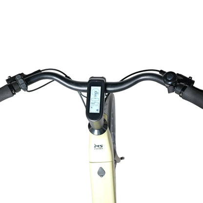 Izdelek je električno kolo, znamke MS Energy, model C300. Na sliki je prikazan nadzorni panel na krmilu, ki vključuje digitalni zaslon z informacijami o hitrosti, ravni baterije in drugih podatkih. Krmilo je opremljeno z ergonomskimi ročaji za udobno vožnjo. Kolo ima svetlo barvo okvirja, kar mu daje sodoben videz.