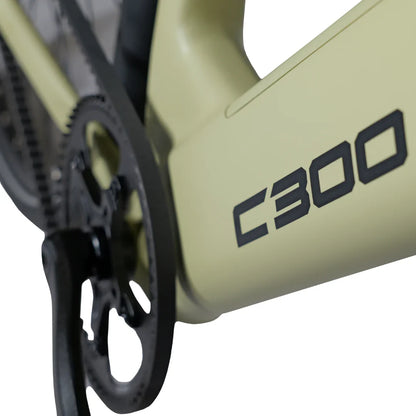 Izdelek je električno kolo, model C300, znamke MS Energy. Na sliki je vidna podrobnost okvirja kolesa v svetlo zeleni barvi, na katerem je jasno označen model C300. Prav tako je prikazana veriga in pedalni sistem, kar poudarja tehnične značilnosti kolesa.