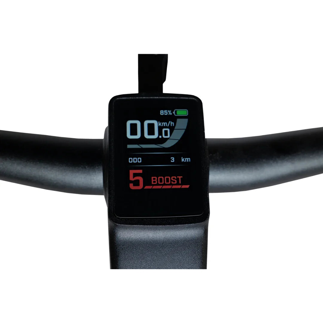 Izdelek je električno kolo, model MS Energy SUV C502. Na sliki je prikazan zaslon na krmilu, ki prikazuje hitrost (0 km/h), prevoženo razdaljo (3 km) in nivo baterije (85%). Prav tako je vidna nastavitev moči vožnje, ki je označena s številko 5 in besedo "BOOST".