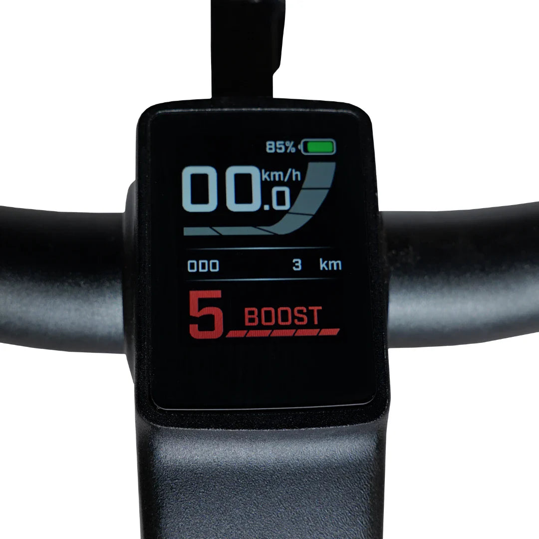 Izdelek je električno kolo, model MS Energy SUV C502. Na sliki je prikazan zaslon na krmilu, ki prikazuje hitrost (0 km/h), prevoženo razdaljo (3 km) in stanje baterije (85%). Zaslon vključuje tudi način vožnje "BOOST" z oznako 5, kar nakazuje na povečano moč.