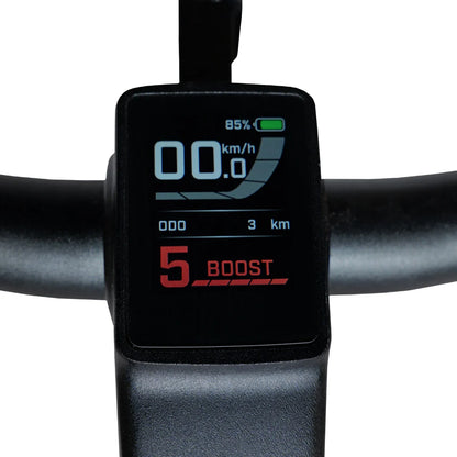 Izdelek je električno kolo, model MS Energy SUV C502. Na sliki je prikazan zaslon na krmilu, ki prikazuje hitrost (0 km/h), prevoženo razdaljo (3 km) in stanje baterije (85%). Zaslon vključuje tudi način vožnje "BOOST" z oznako 5, kar nakazuje na povečano moč.