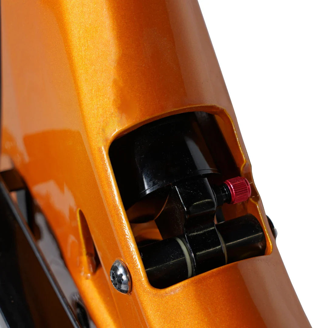 Izdelek je električno kolo, znamke MS Energy, model SUV C502. Na sliki je prikazan del okvirja v oranžni barvi, ki vsebuje mehanizem za vzmetenje. Vidna je tudi črna komponenta z rdečim nastavitvenim gumbom, kar nakazuje na možnost prilagajanja vzmetenja za boljšo vožnjo.