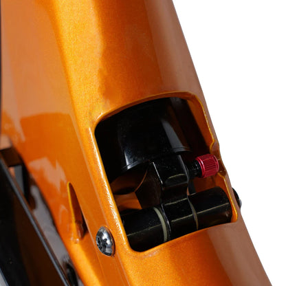 Izdelek je električno kolo, znamke MS Energy, model SUV C502. Na sliki je prikazan del okvirja v oranžni barvi, ki vsebuje mehanizem za vzmetenje. Vidna je tudi črna komponenta z rdečim nastavitvenim gumbom, kar nakazuje na možnost prilagajanja vzmetenja za boljšo vožnjo.