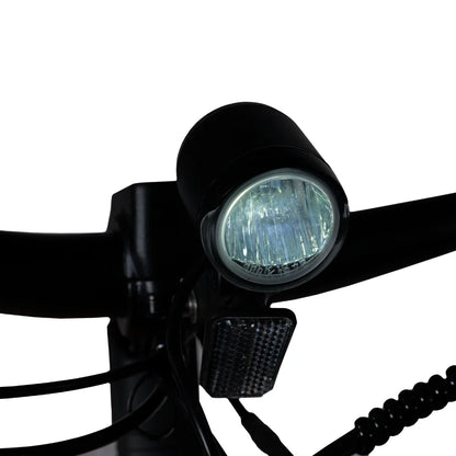 Izdelek je električno kolo, model MS Energy SUV C502. Na sliki je prikazan del krmila, ki vključuje svetilko in odsevnike. Svetilka je nameščena na sprednjem delu, kar omogoča boljšo vidljivost med vožnjo, medtem ko odsevniki povečujejo varnost v temi. Celoten dizajn je funkcionalen in praktičen za urbano vožnjo.