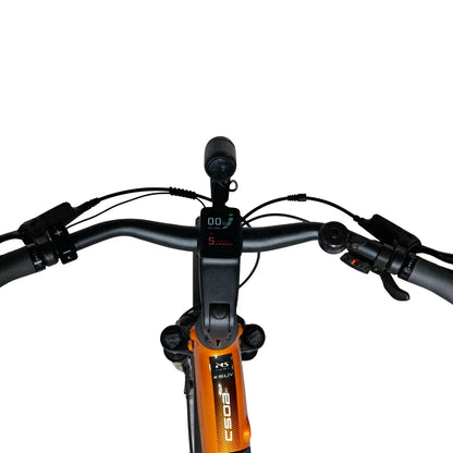 Izdelek na sliki je električno kolo, znamke MS Energy, model SUV C502. Na sliki je videti krmilo z digitalnim zaslonom, ki prikazuje hitrost in stanje baterije. Prav tako so vidni ročaji in luč na sprednjem delu kolesa. Barva okvirja je oranžna, kar doda dinamičen videz.