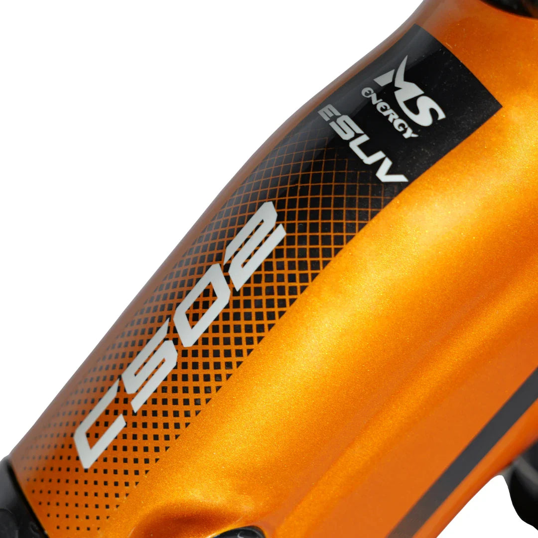 Izdelek na sliki je električno kolo, znamke MS Energy, model ESUV C502. Na sliki je vidna podrobnost okvirja v svetlo oranžni barvi, ki ima na sebi oznako modela C502 ter logotip znamke. Površina okvirja je zasnovana z grafičnim vzorcem, kar daje kolesu dinamičen videz.