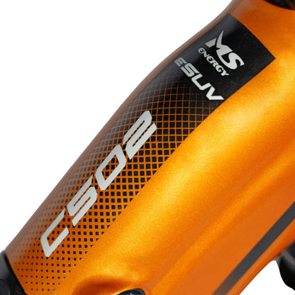 Izdelek na sliki je električno kolo, znamke MS Energy, model ESUV C502. Na sliki je vidna podrobnost okvirja v svetlo oranžni barvi, ki ima na sebi oznako modela C502 ter logotip znamke. Površina okvirja je zasnovana z grafičnim vzorcem, kar daje kolesu dinamičen videz.