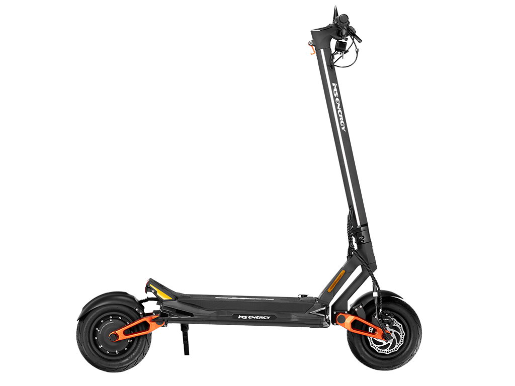 Izdelek je električni skiro, znamke MS Energy, model Flare X Pro. Na sliki je prikazan skiro v črni barvi z oranžnimi detajli. Ima široko platformo za stojišče, velike kolesa in enostavno krmilo z ročaji, kar omogoča udobno vožnjo. Na sprednjem delu je vidna tudi zavorna sistem.