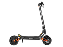 Izdelek je električni skiro, znamke MS Energy, model Flare X Pro. Na sliki je prikazan skiro v črni barvi z oranžnimi detajli. Ima široko platformo za stojišče, velike kolesa in enostavno krmilo z ročaji, kar omogoča udobno vožnjo. Na sprednjem delu je vidna tudi zavorna sistem.