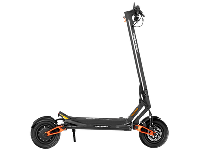 Izdelek je električni skiro, znamke MS Energy, model Flare X Pro. Na sliki je prikazan skiro v črni barvi z oranžnimi detajli. Ima široko platformo za stojišče, velike kolesa in enostavno krmilo z ročaji, kar omogoča udobno vožnjo. Na sprednjem delu je vidna tudi zavorna sistem.