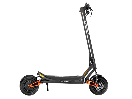 Izdelek je električni skiro, znamke MS Energy, model Flare X Pro. Na sliki je prikazan skiro v črni barvi z oranžnimi detajli. Ima široko platformo za stojišče, velike kolesa in enostavno krmilo z ročaji, kar omogoča udobno vožnjo. Na sprednjem delu je vidna tudi zavorna sistem.