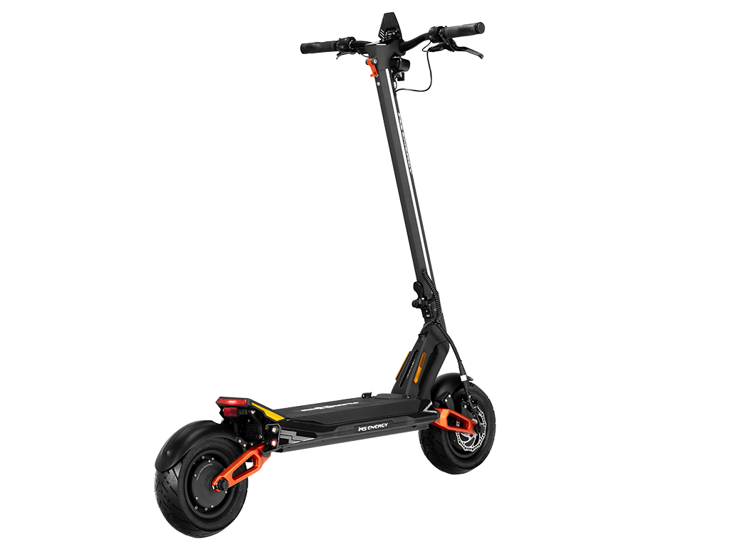 Izdelek na sliki je električni skiro, model MS Energy Flare X Pro. Na sliki je vidna zasnova skiroja, ki vključuje široko platformo za stojišče, visok krmilo ter robustne pnevmatike. Barvna kombinacija črne in oranžne daje skiroju športen videz. Vidni so tudi elementi, kot so zavorni sistem in luči, kar nakazuje na funkcionalnost in varnost pri vožnji.