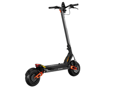 Izdelek na sliki je električni skiro, model MS Energy Flare X Pro. Na sliki je vidna zasnova skiroja, ki vključuje široko platformo za stojišče, visok krmilo ter robustne pnevmatike. Barvna kombinacija črne in oranžne daje skiroju športen videz. Vidni so tudi elementi, kot so zavorni sistem in luči, kar nakazuje na funkcionalnost in varnost pri vožnji.