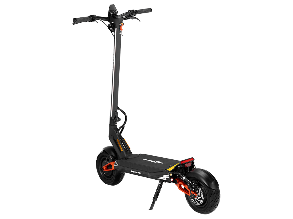 Izdelek je električni skiro, znamke MS Energy, model Flare X Pro. Na sliki je prikazan skiro s črnim okvirjem, širokim stopalom in velikimi kolesi. Krmilo ima gumirane ročaje za boljši oprijem, na zadnjem delu pa je vidna tudi luč. Skupna zasnova je moderna in športna, kar nakazuje na zmogljivost in udobno vožnjo.