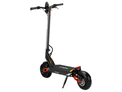 Izdelek je električni skiro, znamke MS Energy, model Flare X Pro. Na sliki je prikazan skiro s črnim okvirjem, širokim stopalom in velikimi kolesi. Krmilo ima gumirane ročaje za boljši oprijem, na zadnjem delu pa je vidna tudi luč. Skupna zasnova je moderna in športna, kar nakazuje na zmogljivost in udobno vožnjo.