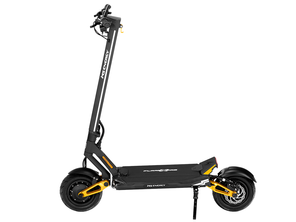 Izdelek na sliki je električni skiro, model MS Energy Flare X Pro. Na sliki je prikazan skiro s črno in rumeno barvno kombinacijo, opremljen z robustnimi kolesi in široko platformo za stojo. Vidni so tudi upravljalni ročaji na vrhu, ki omogočajo enostavno upravljanje, ter sistem za zaviranje. Celoten dizajn daje vtis močnega in zmogljivega prevoznega sredstva.