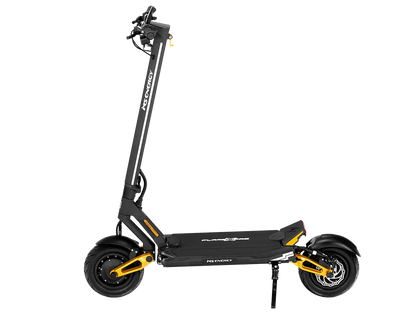 Izdelek na sliki je električni skiro, model MS Energy Flare X Pro. Na sliki je prikazan skiro s črno in rumeno barvno kombinacijo, opremljen z robustnimi kolesi in široko platformo za stojo. Vidni so tudi upravljalni ročaji na vrhu, ki omogočajo enostavno upravljanje, ter sistem za zaviranje. Celoten dizajn daje vtis močnega in zmogljivega prevoznega sredstva.