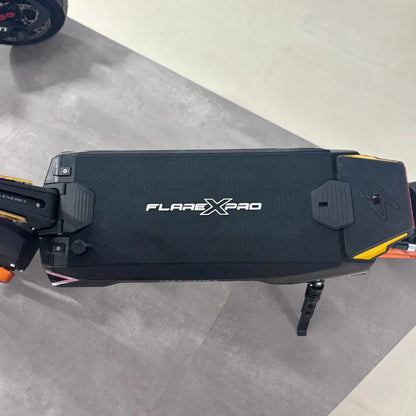 Izdelek je električni skiro, znamke MS Energy, model Flare X Pro. Na sliki je vidna zgornja površina skiroja z logotipom Flare X Pro, ki je postavljen na temno teksturirano podlago. Viden je tudi del krmila in nogica za stabilnost, kar nakazuje na zasnovo, ki omogoča enostavno uporabo in shranjevanje.