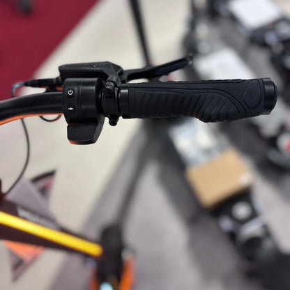 Izdelek na sliki je električni skiro, model MS Energy Flare X Pro. Vidna je ročica za upravljanje z gumboma za vklop in spremembo hitrosti, ter gumijast ročaj za boljši oprijem. V ozadju so vidni tudi drugi skiroji, kar nakazuje, da gre za prodajno mesto.