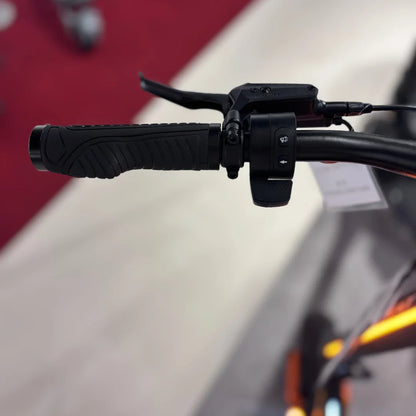 Izdelek je električni skiro, model MS Energy Flare X Pro. Na sliki je prikazan del krmila, ki vključuje ročaj z ergonomskim oprijemom ter zavorno ročico. Vidni so tudi gumbi za upravljanje, kar nakazuje na dodatne funkcije skiroja. Ozadje je nejasno, a se zdi, da je prostor za razstavljanje.