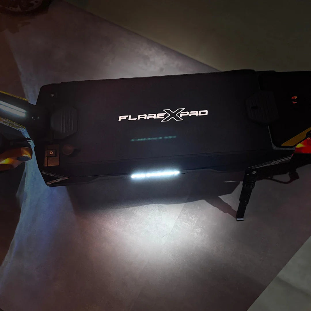 Izdelek na sliki je električni skiro, model Flare X Pro, znamke MS Energy. Na sliki je vidna zgornja površina skiroja, ki ima jasno označen naziv modela. Prav tako so prisotni LED luči, ki zagotavljajo boljšo vidnost in varnost med vožnjo. Sklepamo, da je skiro zasnovan za urbano mobilnost.