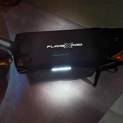 Izdelek na sliki je električni skiro, model Flare X Pro, znamke MS Energy. Na sliki je vidna zgornja površina skiroja, ki ima jasno označen naziv modela. Prav tako so prisotni LED luči, ki zagotavljajo boljšo vidnost in varnost med vožnjo. Sklepamo, da je skiro zasnovan za urbano mobilnost.