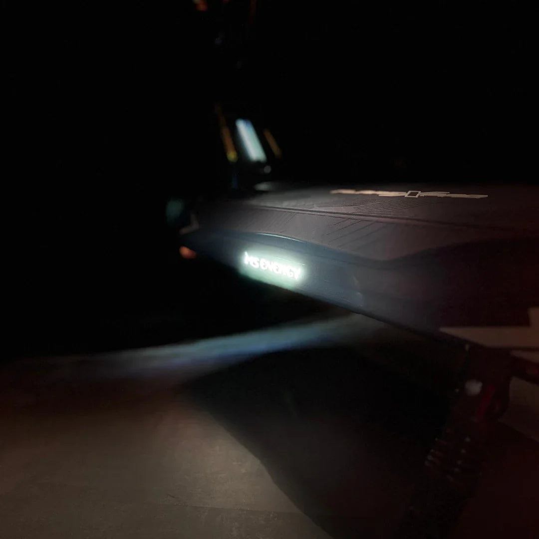 Izdelek je električni skiro, model MS Energy Flare X Pro. Na sliki je vidna podlaga skiroja, ki ima osvetljeno oznako "MS ENERGY". Osvetlitev daje občutek sodobnosti, medtem ko je ozadje temno, kar poudarja detajle skiroja.