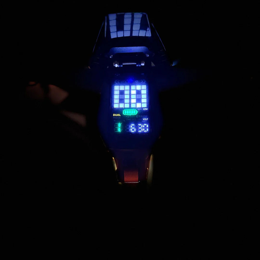 Izdelek je električni skiro, model MS Energy Flare X Pro. Na sliki je prikazan zaslon skiroja, ki sveti v modri in zeleni barvi ter prikazuje različne informacije, kot so hitrost, napolnjenost baterije in način vožnje. Zaslon je v temnem okolju, kar poudarja svetlobne učinke.