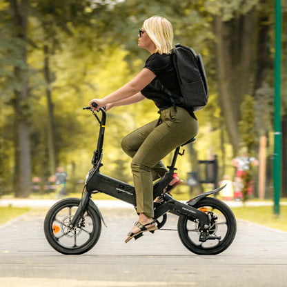 Izdelek je električno kolo, znamke MS Energy, model Urbanfold i6. Na sliki je vidna ženska oseba, ki vozi električno kolo po urejeni poti v parku. Kolo ima kompakten in zložen dizajn, kar omogoča enostavno shranjevanje in prenašanje. Oseba nosi nahrbtnik in sončna očala, kar nakazuje na sproščen in aktiven način preživljanja prostega časa. V ozadju so drevesa, kar ustvarja prijetno naravno okolje.