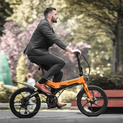 Na sliki je električno kolo MS Energy i20. Kolo ima kompakten dizajn in je v svetlo oranžni barvi. Na njem sedi moški v poslovnem obleku, kar nakazuje, da je kolo primerno tudi za mestno vožnjo. Opremljeno je z manjšimi kolesi in ima športen videz, kar ga dela privlačnega za urbane uporabnike. V ozadju so vidni drevesa in park, kar dodaja prijetno okolje za vožnjo.