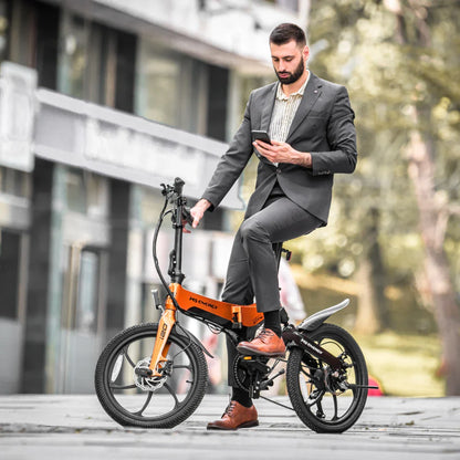 Na sliki je električno kolo, model MS Energy I20. Zasnova kolesa je kompaktna in moderna, kar omogoča enostavno vožnjo po mestnih ulicah. Moški v poslovnem obleku sedi na kolesu in uporablja mobilni telefon, kar kaže na njegovo praktičnost in primernost za urbano okolje. Kolo ima značilne manjše kolesa in športen videz, kar je značilno za električna kolesa te vrste.