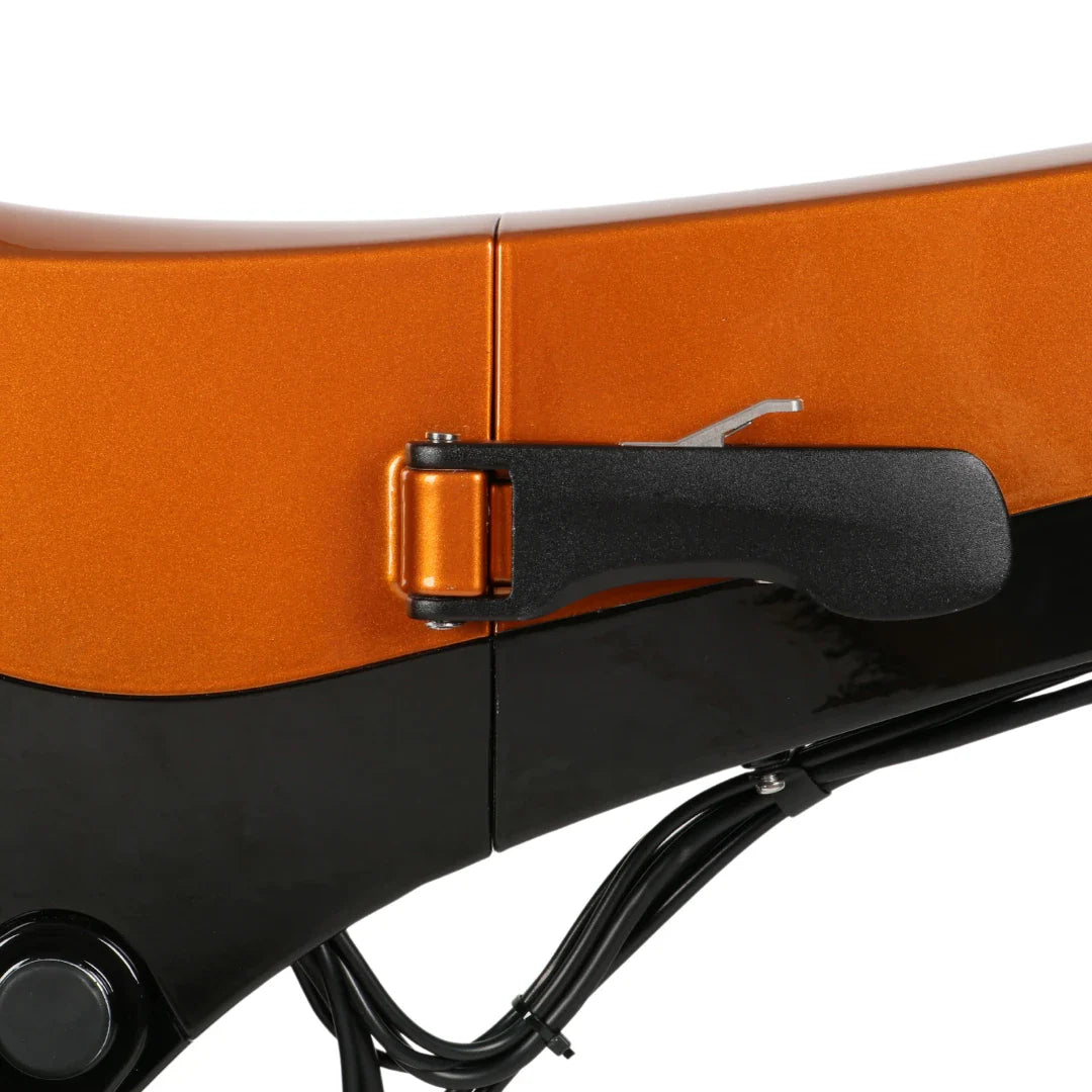 Izdelek je električno kolo, znamke MS Energy, model i20. Na sliki je prikazana povezava med dvema deloma okvirja, ki je v kombinaciji oranžne in črne barve. Vidna je tudi mehanizem za zaklepanje, kar nakazuje na možnost zlaganja ali prilagajanja kolesa. Kabeli so urejeni ob okvirju, kar prispeva k estetskemu videzu.