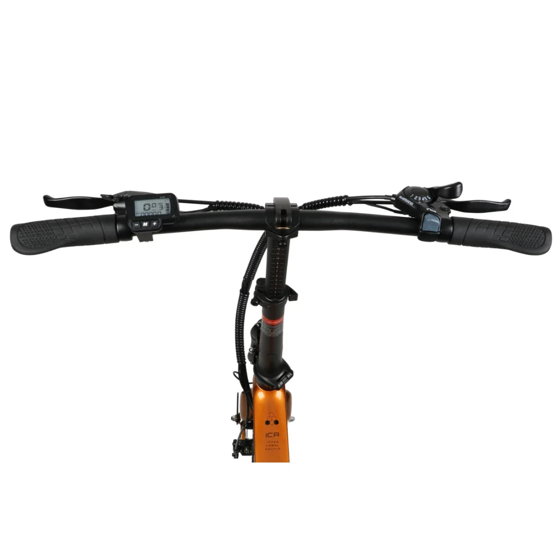 Izdelek je električno kolo znamke MS Energy, model i20. Na sliki je prikazan nadzorni del kolesa, kjer so vidni krmili z ročicami za prestavljanje in zaslon, ki prikazuje hitrost in druge podatke. Barva okvirja je oranžna, kar daje kolesu dinamičen videz.