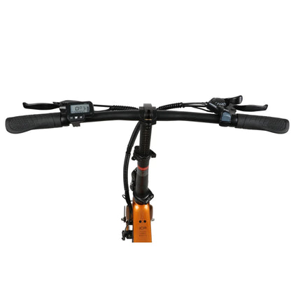 Izdelek je električno kolo znamke MS Energy, model i20. Na sliki je prikazan nadzorni del kolesa, kjer so vidni krmili z ročicami za prestavljanje in zaslon, ki prikazuje hitrost in druge podatke. Barva okvirja je oranžna, kar daje kolesu dinamičen videz.