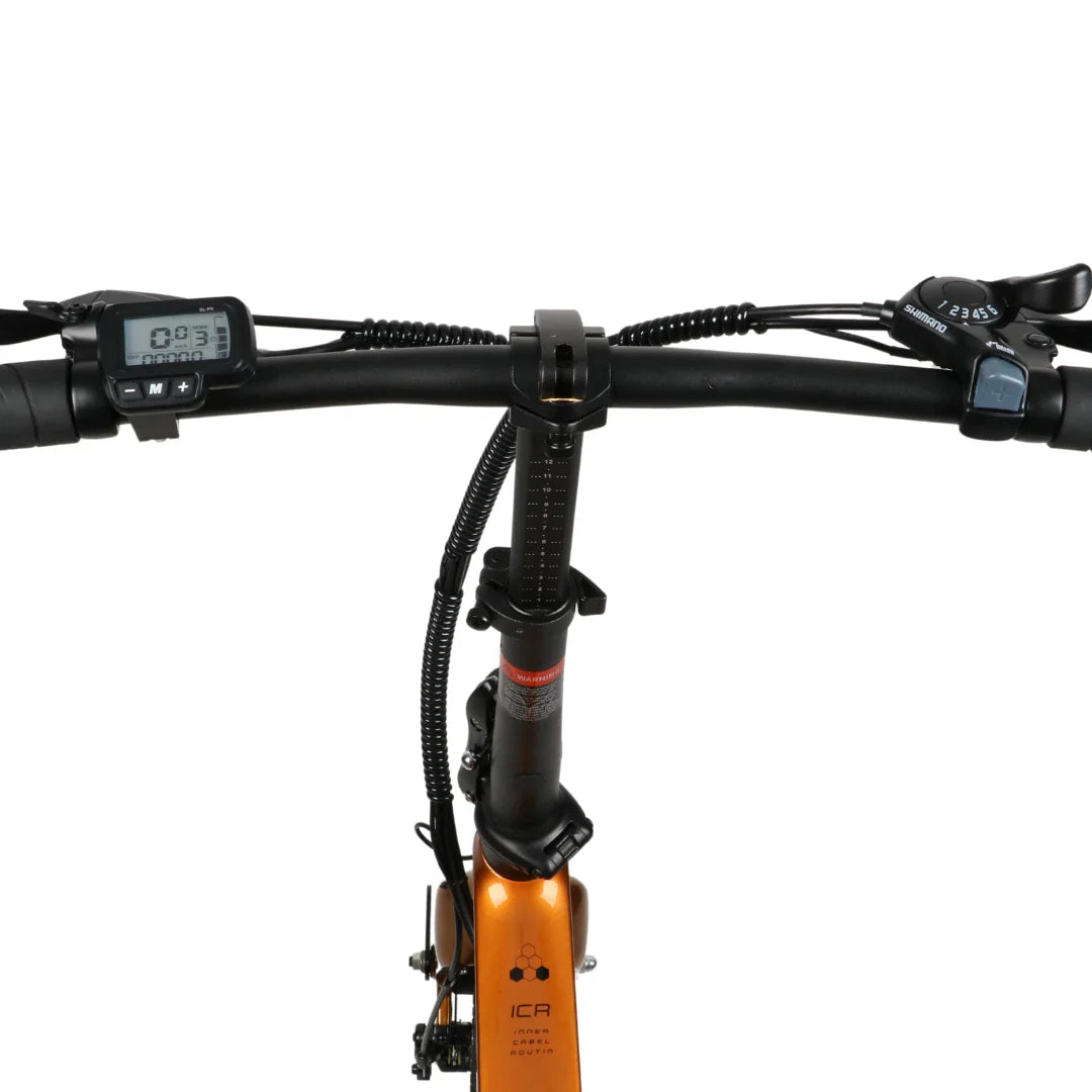 Izdelek je električno kolo, model MS Energy I20. Na sliki je prikazan nadzorni del krmila, kjer so vidni merilnik hitrosti in gumbi za upravljanje. Kolo ima črno barvo krmila in zlate detajle na okvirju, kar daje modern videz. Vidne so tudi kabli, ki povezujejo električne komponente.