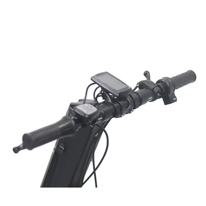 Izdelek je električni skiro, model Mijo MT01. Na sliki je prikazan del krmila, kjer so vidni ročaji, zaslon za prikaz informacij ter različni gumbi in ročice za upravljanje. Zaslon verjetno prikazuje hitrost, nivo baterije in druge pomembne podatke za vožnjo.