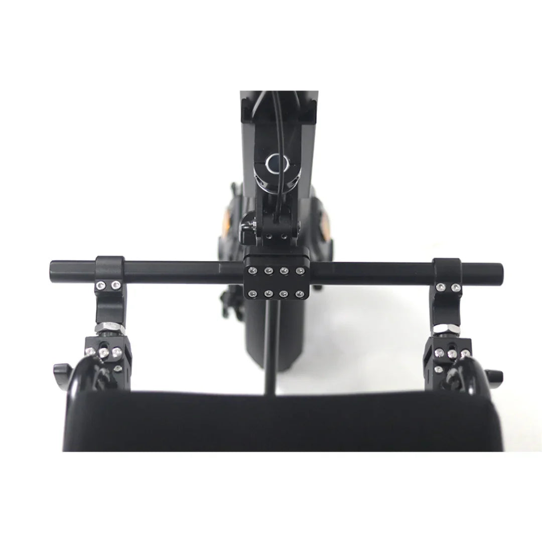 Izdelek je električni priklop, model Mijo MT01. Na sliki je prikazana struktura priklopa, ki vključuje črne kovinske komponente in mehanizem za pritrditev. Vidni so tudi detajli, kot so vijaki in povezave, ki kažejo na robustno zasnovo. Priklop je namenjen za uporabo z električnimi vozili, kar omogoča dodatno funkcionalnost.