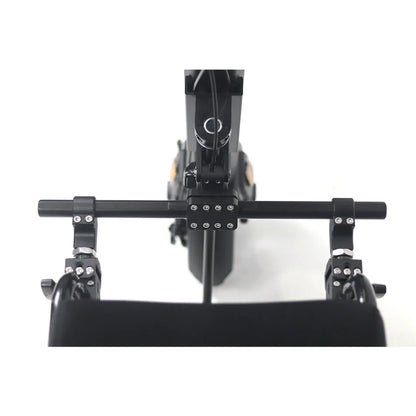 Izdelek je električni priklop, model Mijo MT01. Na sliki je prikazana struktura priklopa, ki vključuje črne kovinske komponente in mehanizem za pritrditev. Vidni so tudi detajli, kot so vijaki in povezave, ki kažejo na robustno zasnovo. Priklop je namenjen za uporabo z električnimi vozili, kar omogoča dodatno funkcionalnost.