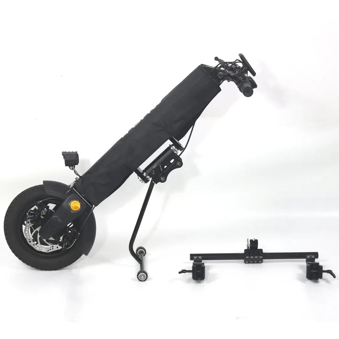 Izdelek je električni skiro, model Mijo MT01. Na sliki je prikazan skiro v zloženem stanju, obdan z zaščitno oblogo. Vidna je tudi zadnja kolesa, zavorni sistem in del krmila. Poleg skiroja je prikazan tudi dodatni del, verjetno nosilec ali dodatna oprema za uporabo. Celotna zasnova je minimalistična in moderna.