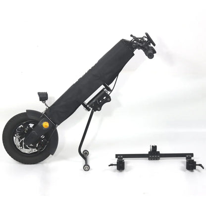 Izdelek je električni skiro, model Mijo MT01. Na sliki je prikazan skiro v zloženem stanju, obdan z zaščitno oblogo. Vidna je tudi zadnja kolesa, zavorni sistem in del krmila. Poleg skiroja je prikazan tudi dodatni del, verjetno nosilec ali dodatna oprema za uporabo. Celotna zasnova je minimalistična in moderna.