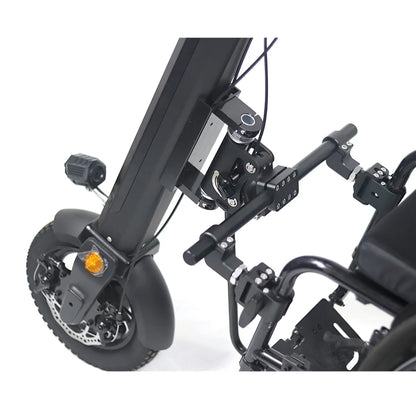 Izdelek na sliki je električni priklop za invalidske vozičke, model Mijo MT01. Na sliki je vidna struktura priklopa, ki vključuje del za povezavo z vozičkom ter kolesa z zavorami. Prikazani so tudi nekateri mehanizmi za prilagoditev in stabilnost. Celoten dizajn je zasnovan za enostavno uporabo in mobilnost.