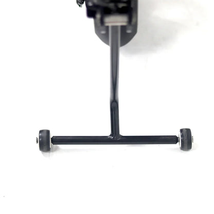 Izdelek je električni priklop, model Mijo MT01. Na sliki je vidna spodnja stran priklopa, ki vključuje črno kovinsko strukturo z dvema kolesoma na koncih. Kolesa so majhna in omogočajo premikanje, kar nakazuje, da je priklop zasnovan za enostavno uporabo in transport.