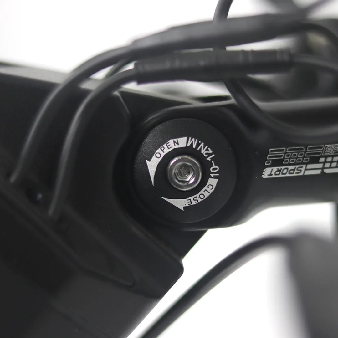 Izdelek na sliki je električni priklop za model Mijo MT01. Vidna je komponenta, ki vključuje gumb za odpiranje in zapiranje, kar nakazuje na funkcionalnost povezovanja ali prilagajanja. Na sliki so tudi kabli, kar pomeni, da gre za del električnega sistema, ki je povezan z vozilom, kot je električni skiro ali kolo. Znamka in model sta jasno označena.