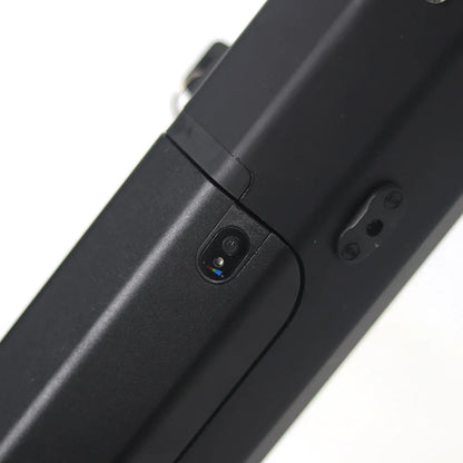 Izdelek na sliki je električni priklop, model Mijo MT01. Na sliki je vidna črna enota z gumbom za vklop in indikatorjem delovanja. Priklop je zasnovan za enostavno povezovanje z drugimi električnimi napravami.