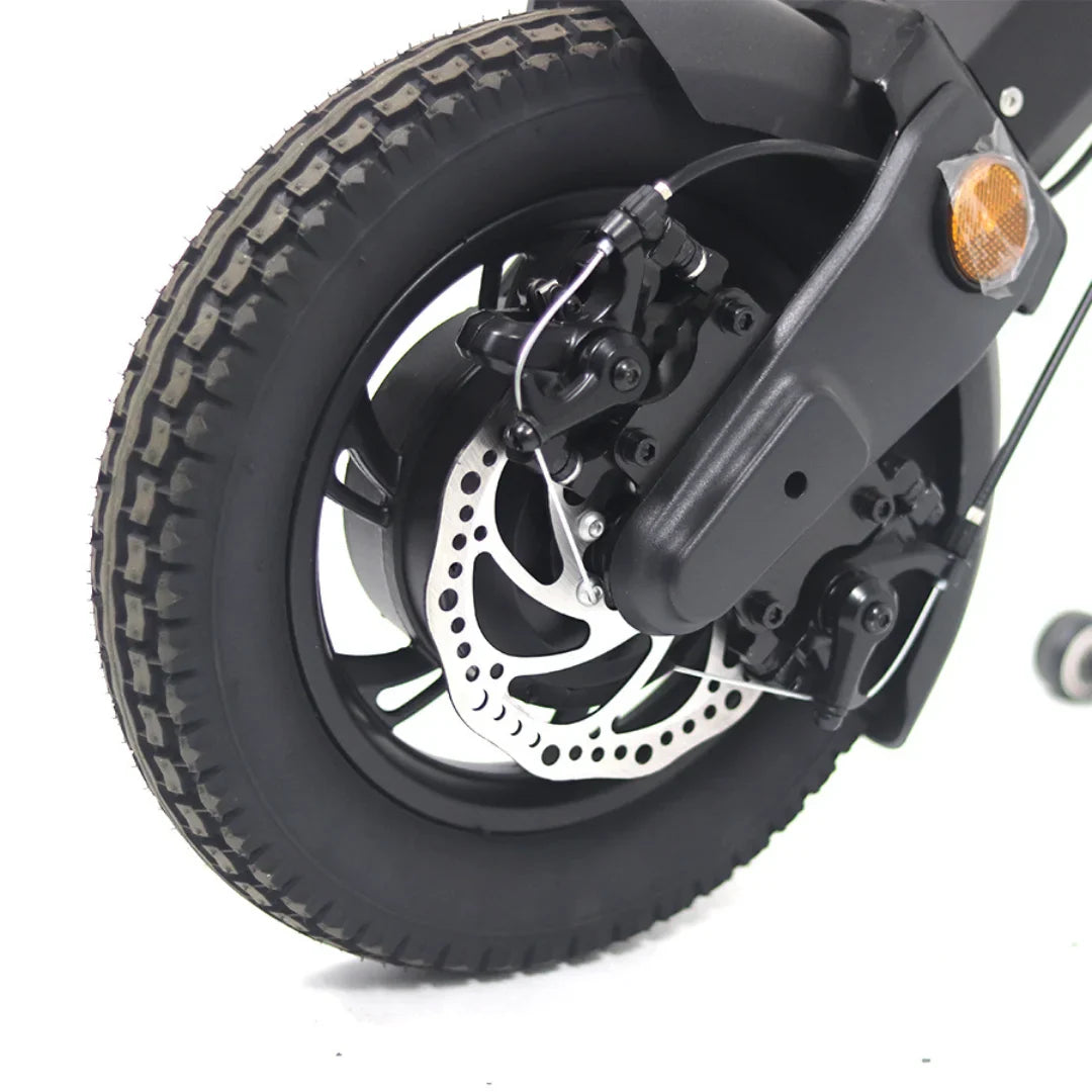 Izdelek na sliki je električni skiro, model Mijo MT01. Vidna je zadnja pnevmatika, ki ima robusten profil, ter disk zavora, kar nakazuje na dobro zmogljivost pri zaviranju. Na skiroju so tudi elementi za povezovanje in stabilizacijo, kar prispeva k njegovi funkcionalnosti in varnosti.