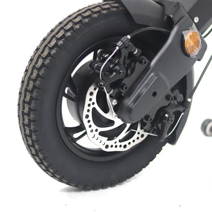 Izdelek na sliki je električni skiro, model Mijo MT01. Vidna je zadnja pnevmatika, ki ima robusten profil, ter disk zavora, kar nakazuje na dobro zmogljivost pri zaviranju. Na skiroju so tudi elementi za povezovanje in stabilizacijo, kar prispeva k njegovi funkcionalnosti in varnosti.